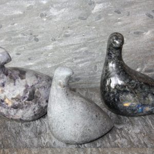 Kaiverrustyöt linnut Lepidoliittikvartsi( Kalajoki), Spektroliitti ( Ylämaa ), Vuolukivi ( Nunnalahti )