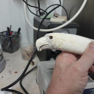 Kotka Puukon kahva kaiverrustyö.